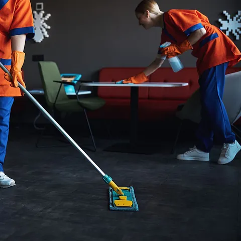 equipo de limpieza trabajando